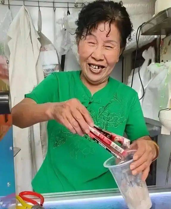 10元手冲“咖啡阿姨”：生意淡了快乐回来了麻将胡了2试玩从日销400杯到100杯