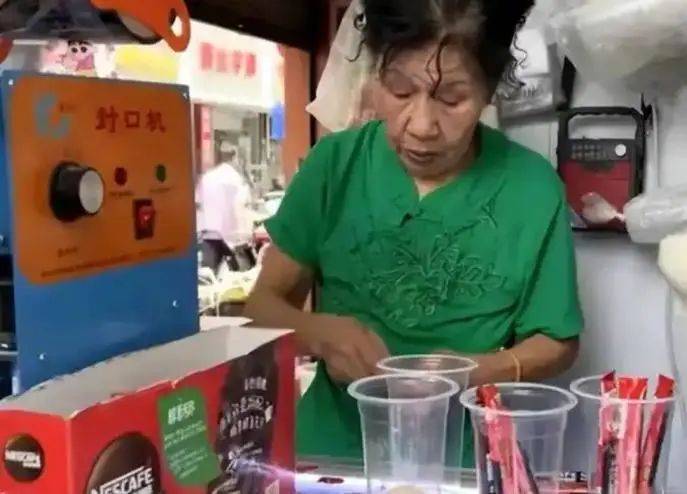 10元手冲“咖啡阿姨”：生意淡了快乐回来了麻将胡了2试玩从日销400杯到100杯！(图5)